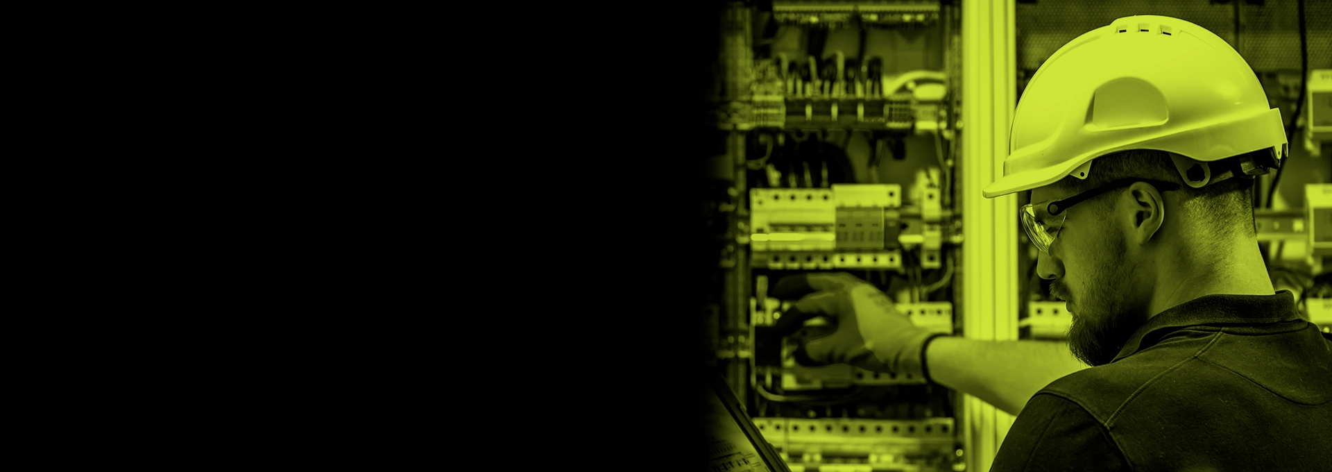 Técnico da LevLuz inspecionando um quadro de energia de alta complexidade